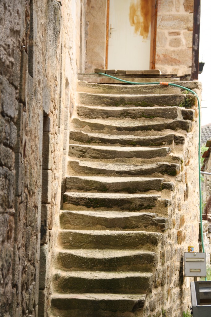 magnifique vieil escalier d'une maison à