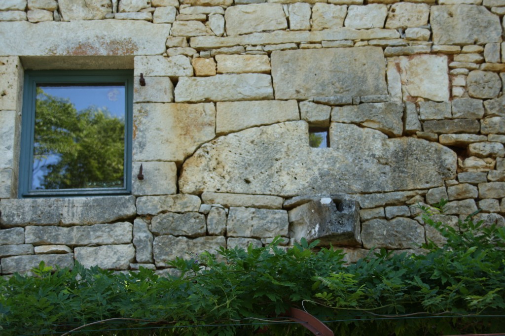 fenêtre et pierre de souillarde sur une maison de