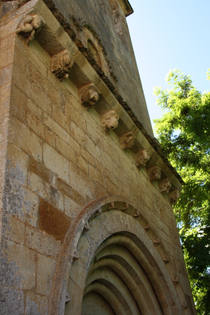 Modillons sur le porche de l'église de Sarrazac