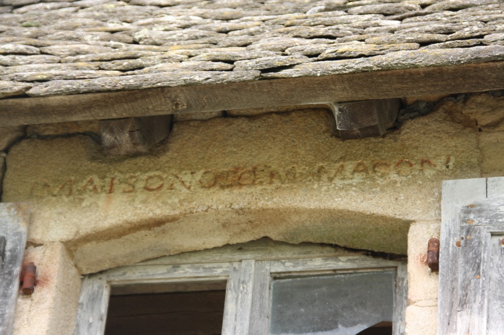 Inscription sur le linteau d'une maison couverte de lauzes à Lamativie